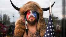 Imagen de Condenan a prisión a Jacob Chansley,  ‘El Bisonte de Qanon’ que atacó el Capitolio