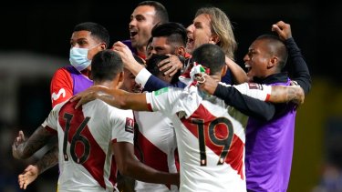 Todo el equipo celebró el triunfo con Ricardo Gareca. Perú se ilusiona con ir a Qatar. (AP Photo/Ariana Cubillos)