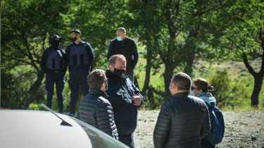 En las inmediaciones a la ocupación de Cuesta del Ternero aguardaron el lunes por la mañana fiscales y el jefe de la Policía, Osvaldo Tellería. Foto: Marcelo Martinez
