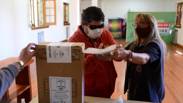 Un empleado municipal no vidente participó hoy de la elección del Soyem, en la mesa del Centro Cívico. Foto. Chino Leiva
