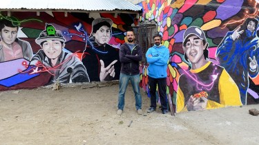 Joaquín Collazo (izq), impulsor del mural, junto a Omar mastroiani, presidente de la Fundación San José Obrero. Foto: Chino Leiva