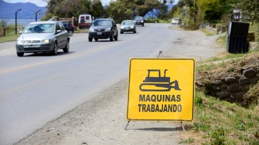 La obra de refuncionalización de la avenida Bustillo comenzó con mediciones, desmalezamiento y tareas de topografía. Foto: Chino Leiva