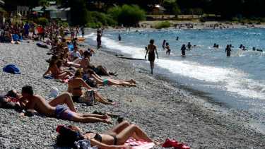 Las playas de Bariloche, el lugar ideal para combatir el calor. Foto: archivo