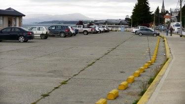 El playón superior del puerto San Carlos volverá a tener estacionamiento pero esta vez bajo el esquema municipal. Foto: Archivo