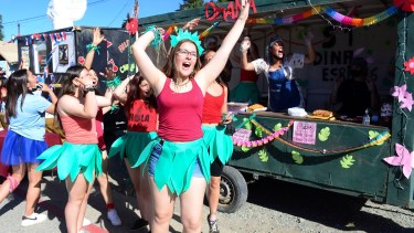Comenzó este viernes la instancia final de la Semana de la Juventud, con stand y actividades en el Velódromo de Bariloche. Foto: Chino Leiva