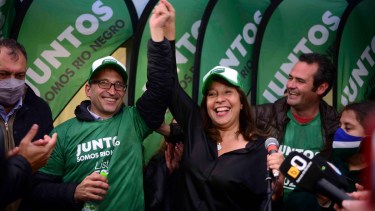 La gobernadora Arabela Carreras y el diputado electo Agustín Domingo festejan con euforia en Bariloche. Foto: Chino Leiva