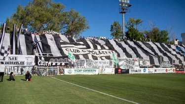 El público albinegro llenó la cancha en el primer partido con el 100% de aforo habilitado, que casualmente fue el último del año. (Foto: Juan Thomes)