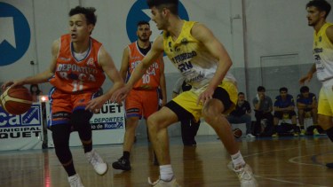 Los roquenses chocarán en cuartos de final, con localía para Deportivo Roca, que ganó su grupo. Foto Archivo G. Avoledo