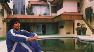 Subastan dos autos de alta gama y la casa que Maradona le regaló a sus padres