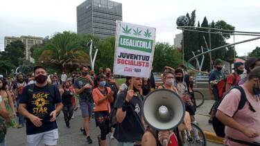 La manifestación en el centro de Neuquén.  Foto: Twitter @PeriodismoDeIzq