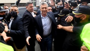 Macri pidió disculpas por tirar el micrófono de C5N y dijo que fue «un acto reflejo»