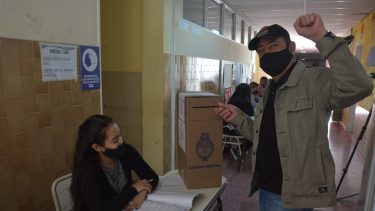 Raúl Godoy emitió su voto en una escuela de Alta barda. Foto: Yamil Regules