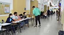 Imagen de Con demoras en una escuela comenzó la votación en Regina