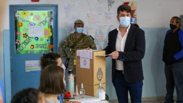 El candidato a diputado por el Frente de Todos, José Luis Berros, votó en Roca. Foto: Juan Thomes