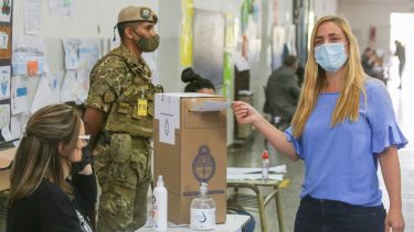 La intendenta de Roca votó en la zona rural de la ciudad. Foto: Juan Thomes