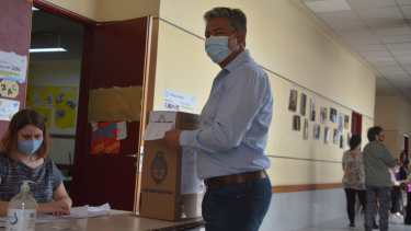 Rolando Figueroa emitiendo su voto.  Foto: Yamil Regules