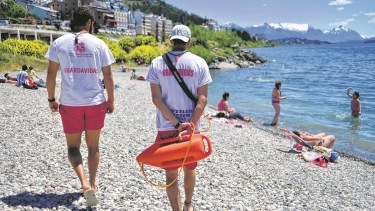 Este año habrá 26 guardavidas en las playas municipales de Bariloche. Foto: archivo