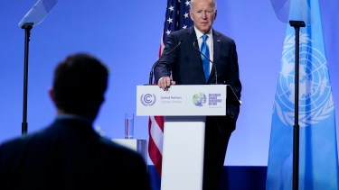  Biden, dejó la cumbre climática de Glasgow para enfrentar los problemas internos (AP)