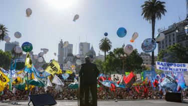 A plaza llena. El oficialismo hizo una demostración de fuerza en la semana posterior a la derrota electoral.