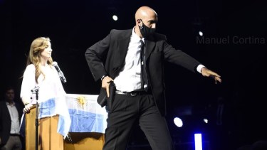 Un custodio de Milei amagó con sacar un arma en el escenario del Luna Park. Foto: gentileza 