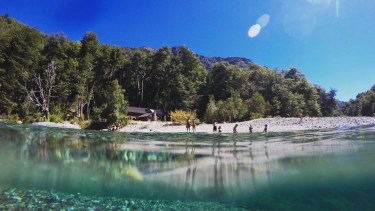 Belleza pura. El refugio La Playita en El Bolsón, uno de los pocos en la costa del maravilloso río Azul.  