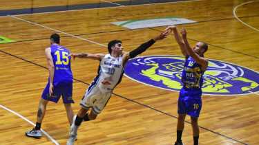 Valentín Burgos fue la gran figura de la noche para el Auriazul roquense. Fotos: Andrés Maripe. 