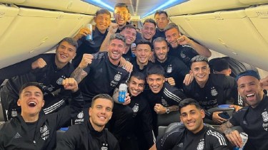 Los jugadores argentinos celebraron la clasificación al Mundial con canticos para Brasil. 