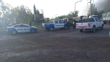 Desocupados cortan en El Chañar, reclaman puestos de trabajo. Fueron desalojados por la policía. (Gentileza)