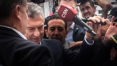 Macri tomo el micrófono de C5N cuando entraba al Municipio de Dolores. Foto Télam