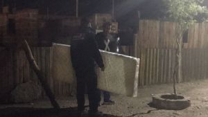 Roca: el municipio entregó colchones por el temporal y despertó sospechas de proselitismo