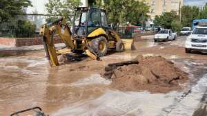 Por la rotura de un caño al costado de la ruta, no hay agua en cuatro barrios de Neuquén