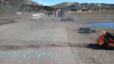 La interrupción al tránsito fue hasta las 14, en el acceso a Caviahue. Foto: Gentileza