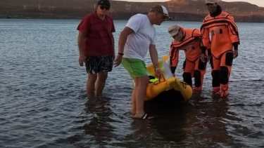 Una mujer alertó a las fuerzas federales que dos personas no podían retornar a la costa. Foto: Gentileza @PrefecturaNaval