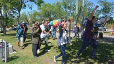 concentración y ayekan mapuche hoy frente al Tribunal Oral Federal (foto Yamil Regules)