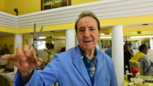 La historia de Jacinto Perfetti, el peluquero de 83 años que no piensa abandonar las tijeras