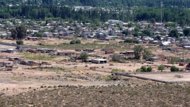 Plottier es la capital del loteo privado, pero sin servicios adecuados para desarrollar las urbanizaciones. Foto: Oscar Livera.