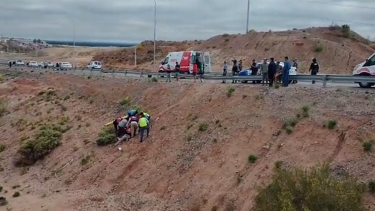 El hombre quedó gravemente herido sobre el cañadón de Ruta 7 entre Neuquén y Centenario. (foto: captura de video gentileza Lucas Jara)