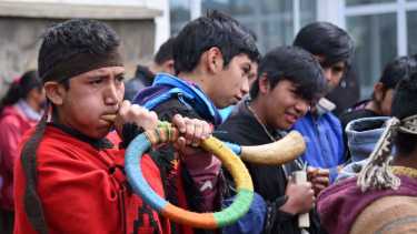 Niños de la cuenca con instrumentos típicos. Foto: Florencia Salto.
