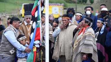 El momento en el que se izaron las banderas, con autoridades de gobierno y miembros de las comunidades. Foto: Florencia Salto.