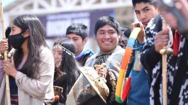 Jóvenes de la cuenca de Ruca Choroi participaron como abanderados en la inauguración. Foto: Florencia Salto.