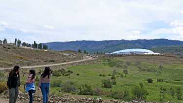 El edificio está ubicado en el límite donde se unen las dos comunidades que habitan la cuenca de Ruca Choroi, a la vera de la Ruta 18. Foto: Florencia Salto.