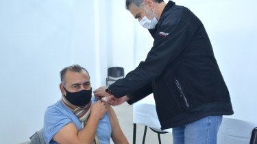 Mayores de 70 años comenzarán a recibir la dosis de refuerzo en Regina. (Foto Néstor Salas)