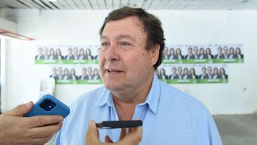 El senador votó a las 9 en la escuela 165 de Cipolletti. (Florencia Salto) 