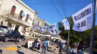 
La instalación de la Carpa de la Dignidad Docente será durante toda la semana. Foto: Marcelo Ochoa.