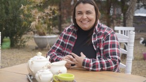 Esta granjera de Río Colorado invita a tomar el té entre animales y aves en plena libertad