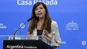 Cerruti: «No hay cruces entre ministros, solo exceso en la prensa de contar charlas off de récord»