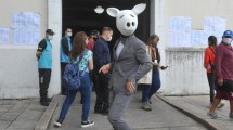 Imagen de Votó vestido de chancho blanco: quién es el hombre detrás de la máscara