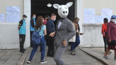 El chancho blanco se sacó fotos con varios candidatos y referentes políticos. 