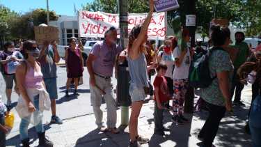 Vecinos y vecinas de Las Perlas protestaron en la Fiscalía y el Municipio de Cipolletti. (Foto Gentileza Radio Comunitaria Quimunche).-