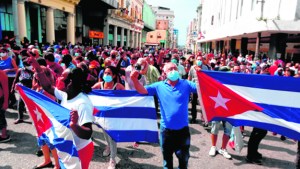 Crece la tensión en Cuba, con marchas oficialistas y opositoras
